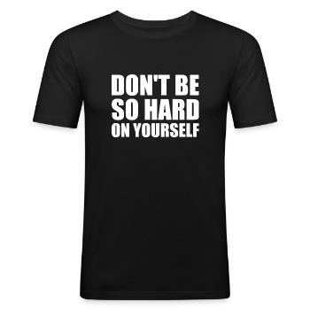 Ne soyez pas si dur avec vous-même - T-shirt près du corps Homme - noir - Devant - Nik (191cm)