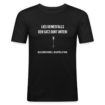 Lesen Sie den Satz unter Du kleiner Rebell nicht - Männer Slim Fit T-Shirt - Schwarz - Vorne - Nik (191cm)