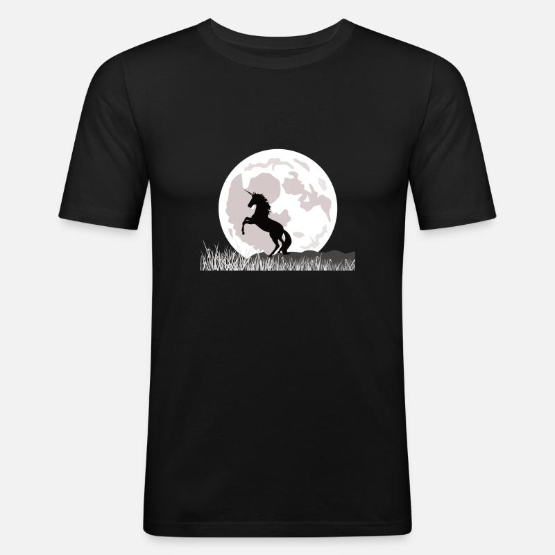 Mondschein-Einhorn über Graslandschaft - Männer Slim Fit T-Shirt - Schwarz