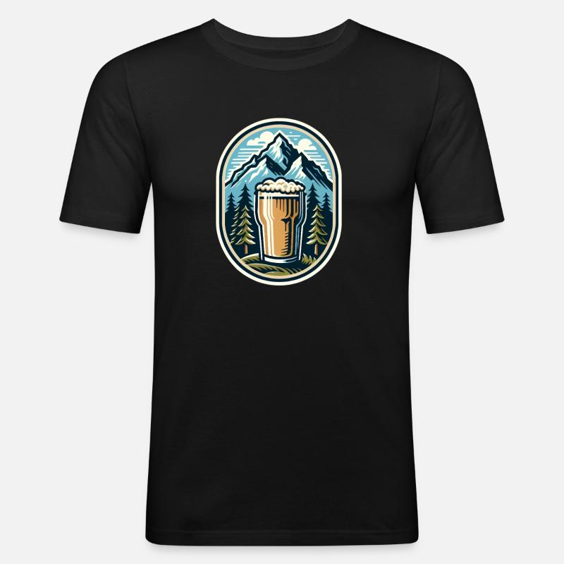 Berg Panorama mit Bierglas - Männer Slim Fit T-Shirt - Schwarz
