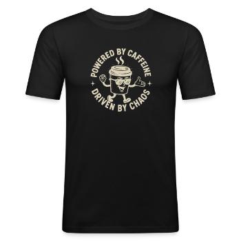 Powered by Caffeine, Driven by Chaos Kaffee Spruch - Männer Slim Fit T-Shirt - Schwarz - Vorne - Nik (191cm)
