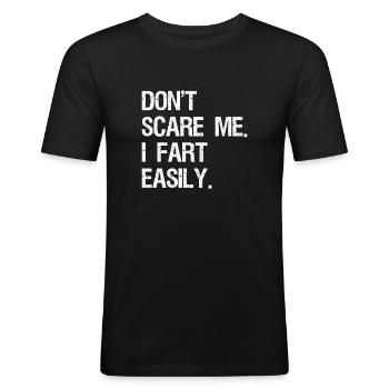 Don't Scare Me I Fart Easily - Männer Slim Fit T-Shirt - Schwarz - Vorne - Nik (191cm)