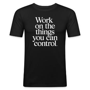 Citation motivationnelle sur le contrôle de ce que vous pouvez - T-shirt près du corps Homme - noir - Devant - Nik (191cm)