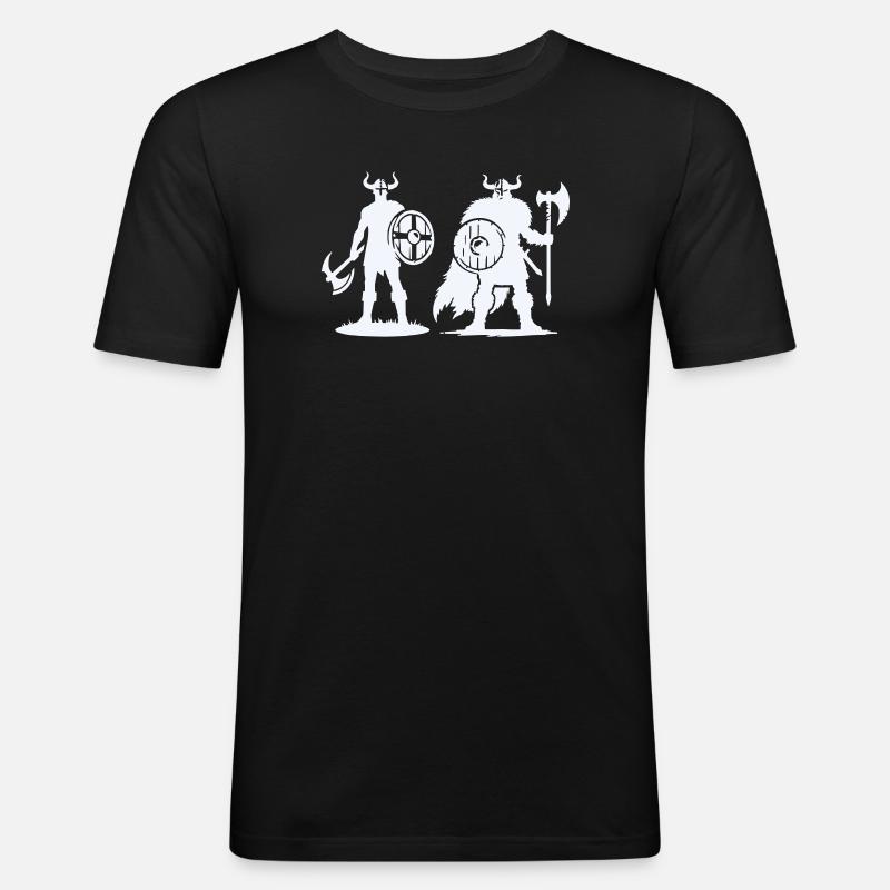 Wikinger-Duo: Schild & Beil im Schatten - Männer Slim Fit T-Shirt - Schwarz