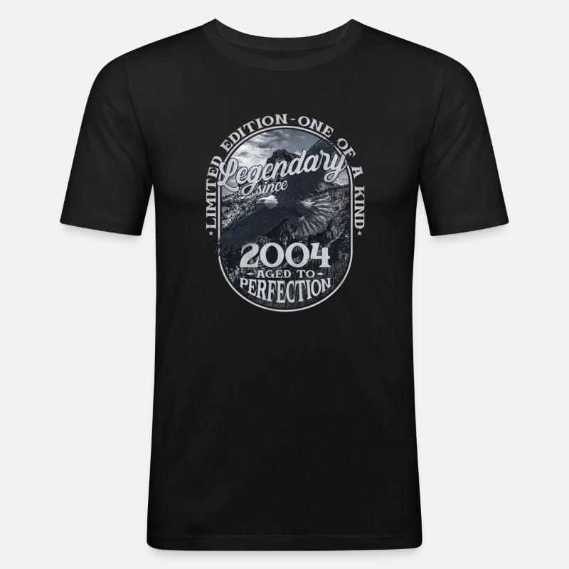 Legendär seit 2004 - Männer Slim Fit T-Shirt - Schwarz