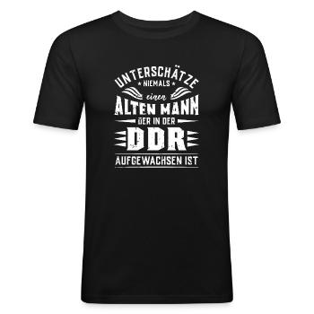 ALTER MANN IN DER DDR AUFGEWACHSEN - Männer Slim Fit T-Shirt - Schwarz - Vorne - Nik (191cm)
