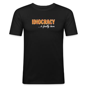 Idiocracy is finally here - PAZI PRODUCTIONS - Männer Slim Fit T-Shirt - Schwarz - Vorne - Nik (191cm)