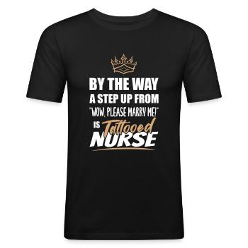Getatoeëerde verpleegster is de meest aantrekkelijke - Mannen slim fit T-shirt - zwart - Voor - Nik (191cm)