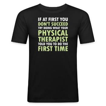 Physiotherapeut Lustiger Spruch Physiotherapeut - Männer Slim Fit T-Shirt - Schwarz - Vorne - Nik (191cm)