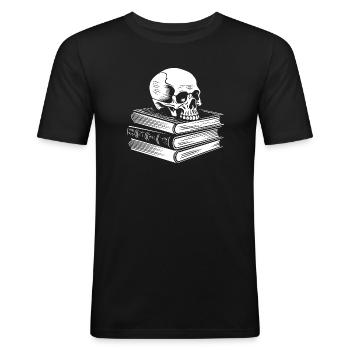 Schädel auf Büchern - Gothic Monochrom - Männer Slim Fit T-Shirt - Schwarz - Vorne - Nik (191cm)
