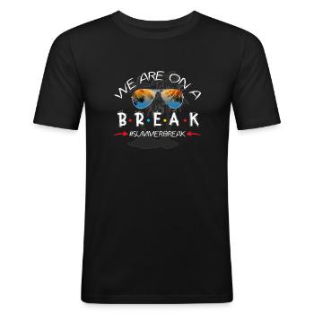Nous sommes en pause estivale - T-shirt près du corps Homme - noir - Devant - Nik (191cm)