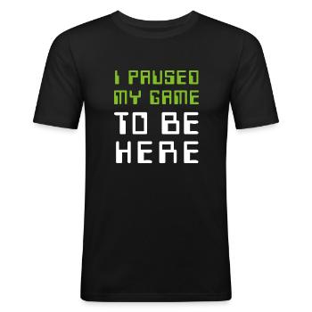 I paused my game to be here - Männer Slim Fit T-Shirt - Schwarz - Vorne - Nik (191cm)