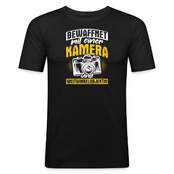 Bewaffnet mit einer KAMERA und WEITWINKELOBJEKTIV - Männer Slim Fit T-Shirt - Schwarz - Vorne - Nik (191cm)