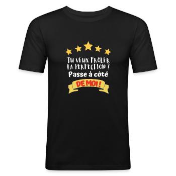 Si tu veux frôler la perfection passe à côté demoi - T-shirt près du corps Homme - noir - Devant - Nik (191cm)