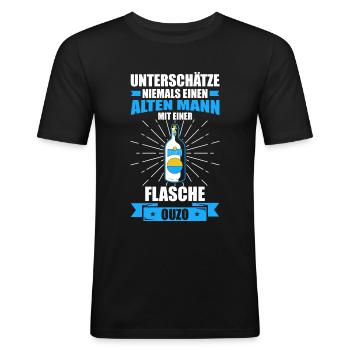 Alter Mann - Ouzo | Grieche Ouzo Sprüche - Männer Slim Fit T-Shirt - Schwarz - Vorne - Nik (191cm)