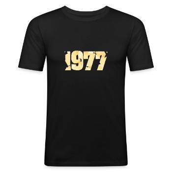 1977 - Männer Slim Fit T-Shirt - Schwarz - Vorne - Nik (191cm)