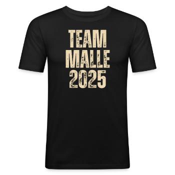 TEAM MALLE 2025 - MALLORCA - Männer Slim Fit T-Shirt - Schwarz - Vorne - Nik (191cm)