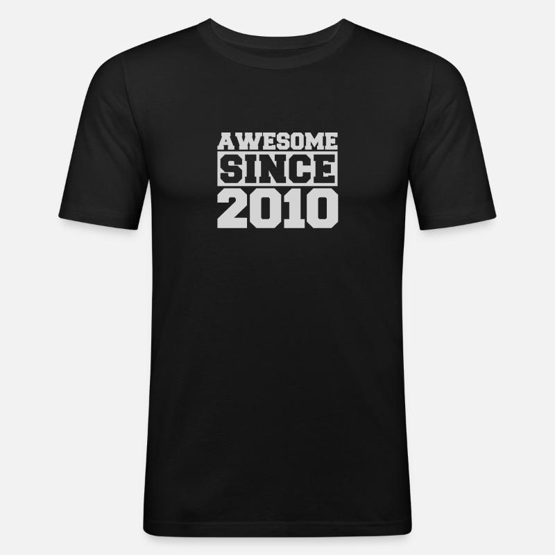 Awesome since 2010 - Männer Slim Fit T-Shirt - Schwarz