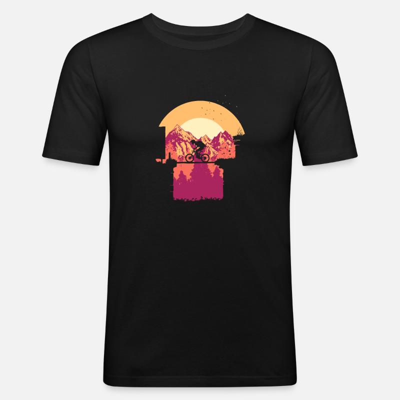 Biker auf Brücke - Männer Slim Fit T-Shirt - Schwarz