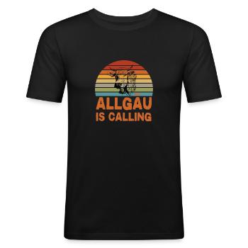 Allgäu Kuh Berge Wandern Outdoor ALLGÄU IS CALLING - Männer Slim Fit T-Shirt - Schwarz - Vorne - Nik (191cm)