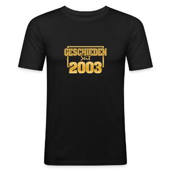 2003 - Männer Slim Fit T-Shirt - Schwarz - Vorne - Nik (191cm)