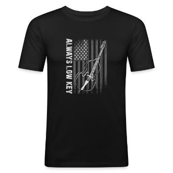 Plus de contrebasse basse avec drapeau américain - T-shirt près du corps Homme - noir - Devant - Nik (191cm)