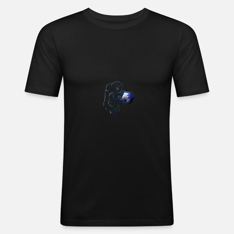 astronaut mit erde - Männer Slim Fit T-Shirt - Schwarz
