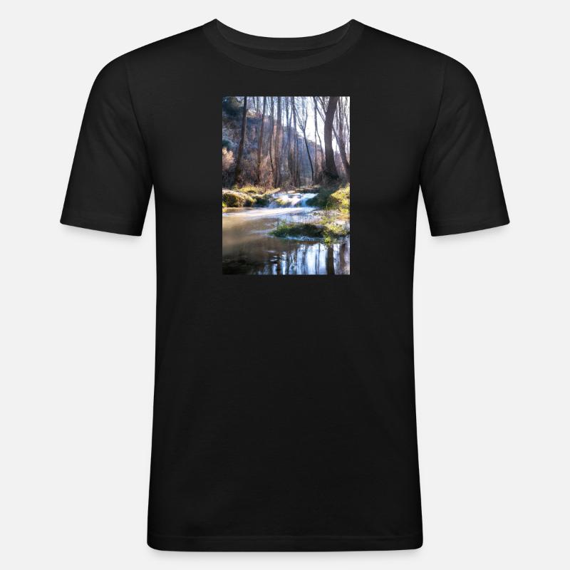 Forest River Wasserfall - Männer Slim Fit T-Shirt - Schwarz