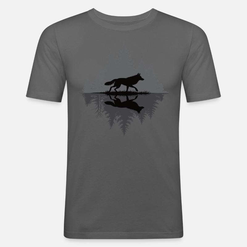 Wolf im dunklen Wald - Männer Slim Fit T-Shirt - Graphite