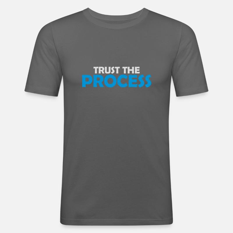 trust the process Zitat - Männer Slim Fit T-Shirt - Graphite
