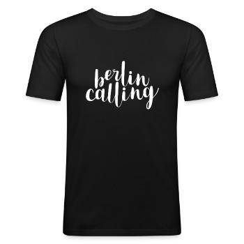 Berlin Calling - Männer Slim Fit T-Shirt - Schwarz - Vorne - Nik (191cm)