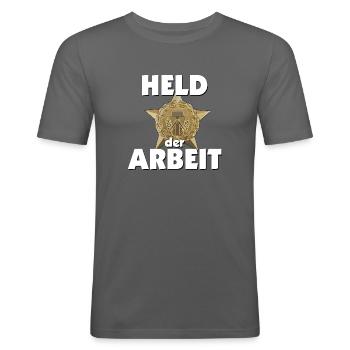 Held der Arbeit Abzeichen DDR Ostalgie - Männer Slim Fit T-Shirt - Graphite - Vorne - Nik (191cm)