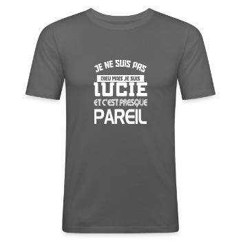 Cadeau femme Je suis pas dieu mais Lucie - T-shirt près du corps Homme - gris graphite - Devant - Nik (191cm)