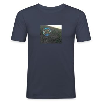 Grande bulle de savon en extérieur - T-shirt près du corps Homme - bleu marine - Devant - Nik (191cm)