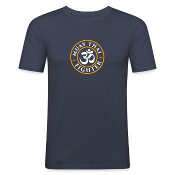 MUAY THAI - Männer Slim Fit T-Shirt - Navy - Vorne - Nik (191cm)