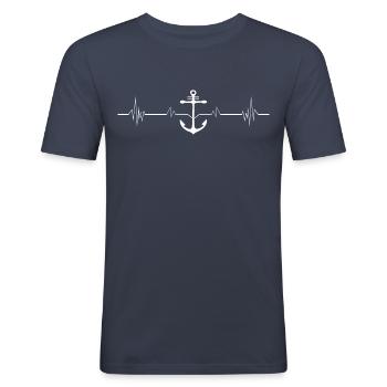 Herzschlag Sturmflut Anker - Partner Look - Männer Slim Fit T-Shirt - Navy - Vorne - Nik (191cm)