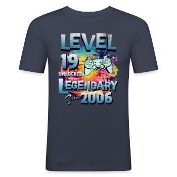 Level 19 Freigeschaltet seit 1982 Geburtstag - Männer Slim Fit T-Shirt - Navy - Vorne - Nik (191cm)