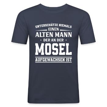 Unterschätze Niemals Einen Alten Moselaner Spruch - Männer Slim Fit T-Shirt - Navy - Vorne - Nik (191cm)