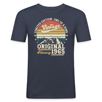 60. Geburtstag Geschenk Mann Original Februar 1965 - Männer Slim Fit T-Shirt - Navy - Vorne - Nik (191cm)