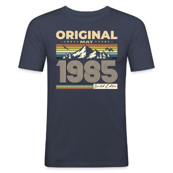 Original Mai 1985 Jahrgang 1985 Geburtstag 1985 - Männer Slim Fit T-Shirt - Navy - Vorne - Nik (191cm)