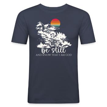 Jesus Christus - Christliches Shirt - Be still - Männer Slim Fit T-Shirt - Navy - Vorne - Nik (191cm)