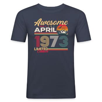 50e anniversaire homme April Né en 1973 Génial - T-shirt près du corps Homme - bleu marine - Devant - Nik (191cm)