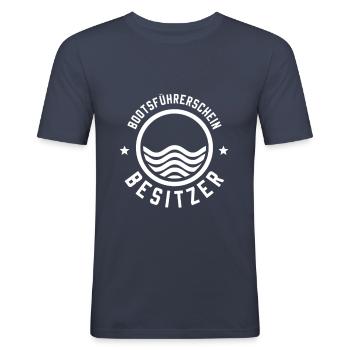 Bootsführerschein Besitzer Meer See Segeln Kapitän - Männer Slim Fit T-Shirt - Navy - Vorne - Nik (191cm)