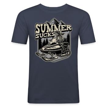 Sommaren suger skoter - Slim Fit T-shirt herr - marinblå - Fram - Nik (191cm)