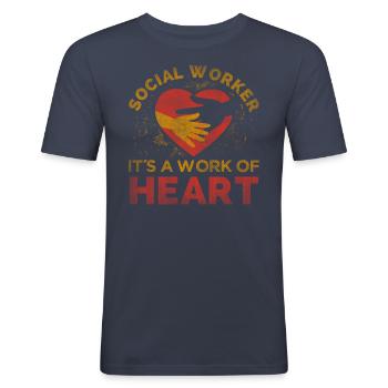 Social Worker Its A Work of Heart Sozialarbeiter - Männer Slim Fit T-Shirt - Navy - Vorne - Nik (191cm)