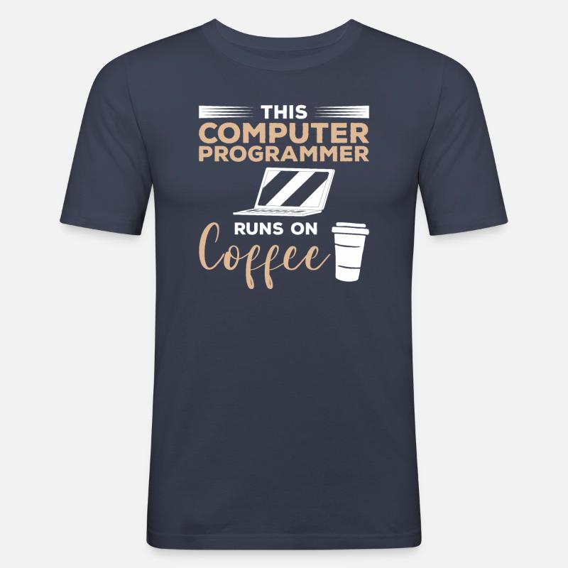 Dieser Computerprogrammierer läuft auf Kaffee - Männer Slim Fit T-Shirt - Navy