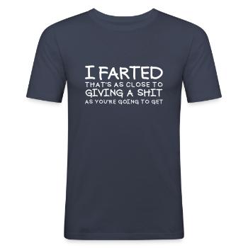 Ich habe gefurzt, es ist fast scheißegal - Männer Slim Fit T-Shirt - Navy - Vorne - Nik (191cm)