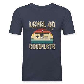 40. Geburtstag Level 40 Complete 40 Jahre Geschenk - Männer Slim Fit T-Shirt - Navy - Vorne - Nik (191cm)