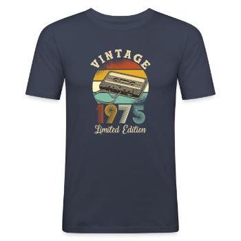 Vintage 1975 - Männer Slim Fit T-Shirt - Navy - Vorne - Nik (191cm)