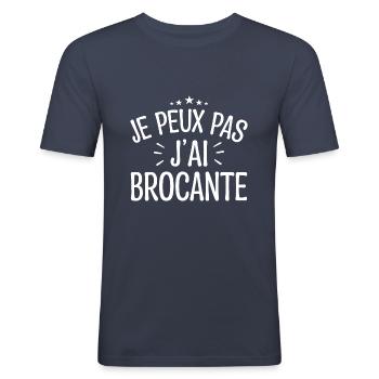 Je Peux Pas J'ai Brocante | Idée Cadeau Humour - T-shirt près du corps Homme - bleu marine - Devant - Nik (191cm)